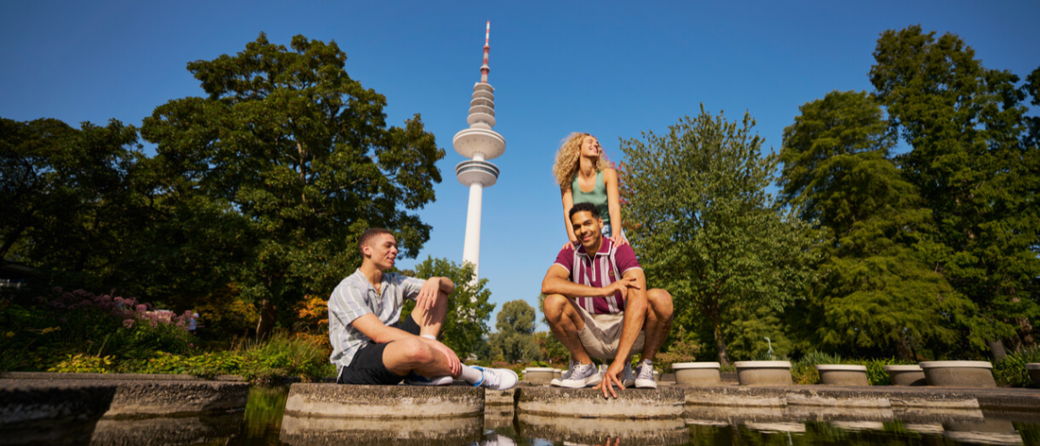 Paar im Park mit Fernsehturm