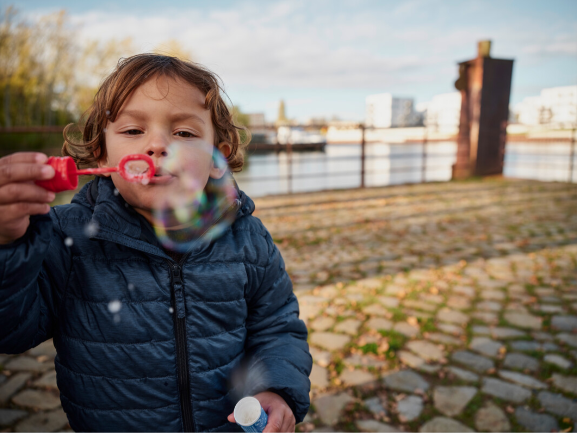 Kind mit Seifenblasen