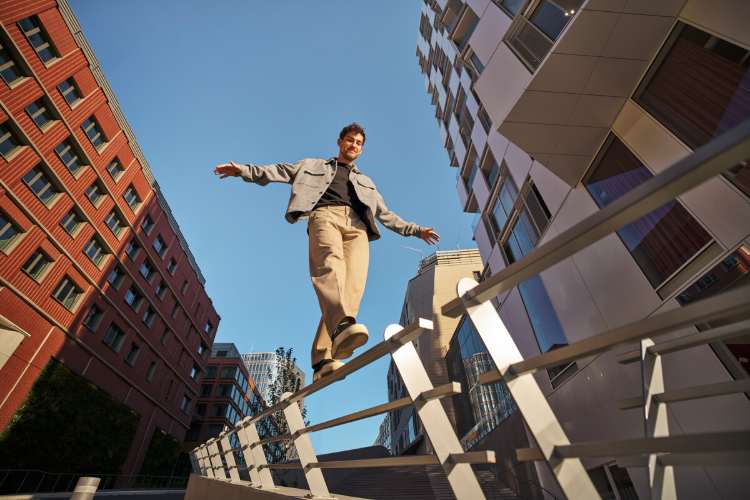 Mann vor HafenCity Architektur